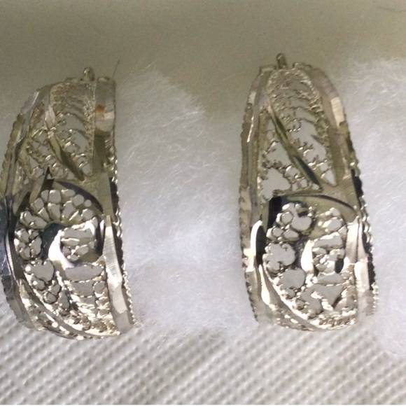 Woman’s Sliver Pierced Hoop Earrings NWOT # 4 - Picture 1 of 4